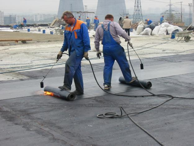 Монтаж рулонной гидроизоляции на скатной крыше